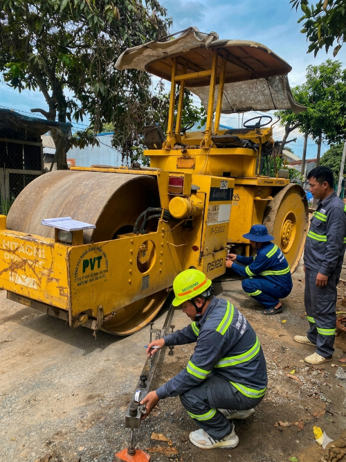 Nhân sự thực hiện công tác thí nghiệm hiện trường